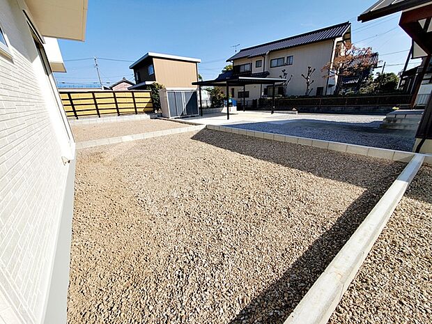 ハーブやお花を植えてガーデニングしたり、楽しみ方は自由自在!