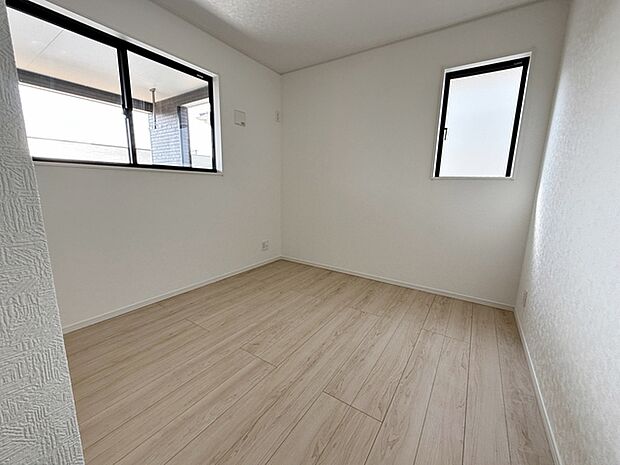 【南側洋室5帖】 腰窓で机や家具の配置がしやすい洋室5帖。子供部屋や書斎にもオススメです!