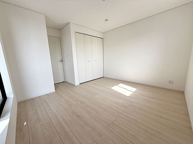 【洋室7.5帖】 しっかりとした大きさのクローゼットを完備し、収納スペースも十分です。