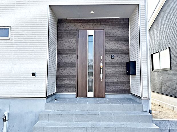 【玄関】 落ち着いた外観デザインで、住まいの第一印象を整える玄関です