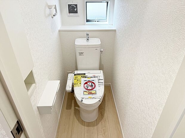 【トイレ】 窓があり温水洗浄機能の付いた快適なトイレを1階と2階に設置。使用が重なる朝も2ヶ所あれば安心ですね!