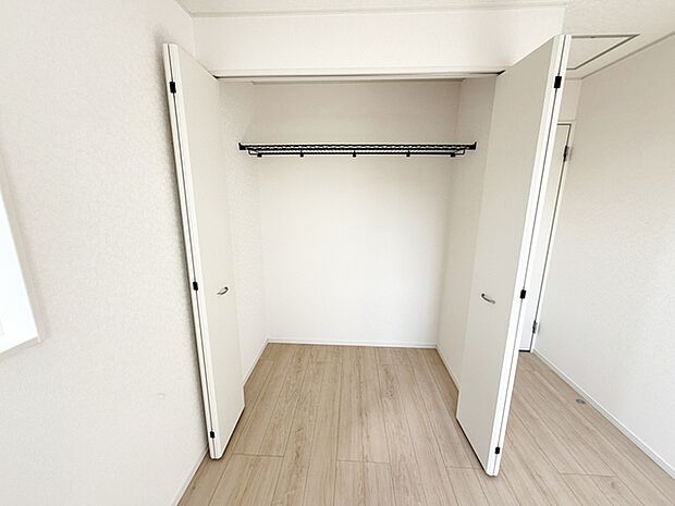 【洋室5.7帖クローゼット】 毎日使う衣類をまとめて収納でき、朝の身支度もスムーズです