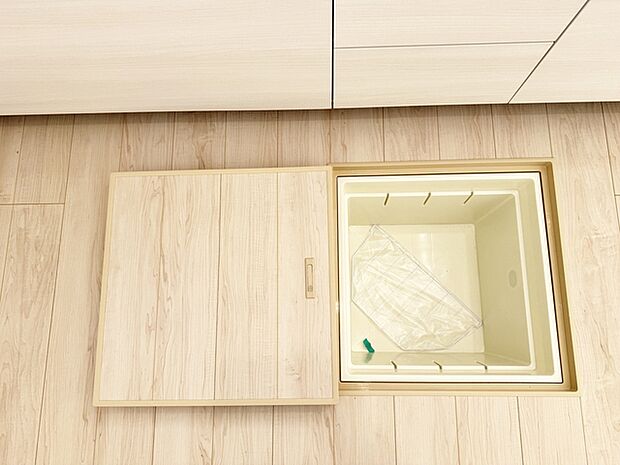 【床下収納庫】 調味料やペットボトルのストックを収納する場所としても活用できる床下収納庫