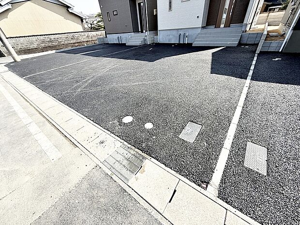 駐車場は3台以上並列で駐車できます。玄関までの動線が短く、買い物帰りの荷物の持ち運びもラクラクです。