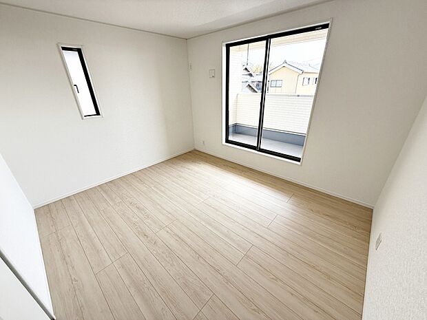 【洋室7帖】 バルコニーに面した洋室は視覚的にも広がりがでる開放的な空間になります。