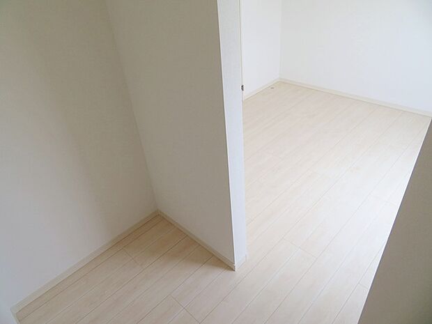 【施工例】ウォークインクローゼットは洋服、帽子、バッグなど全て収納可能！お部屋がスッキリ整理整頓できます！ 