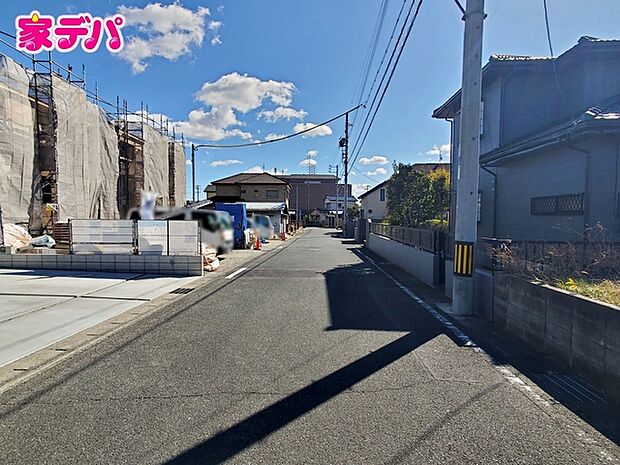 前面道路はゆとりの6m!車通りが少なく、駐車が苦手な方でも安心の道路幅です