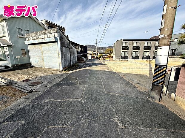 前面道路は公道で、車のすれ違いもらくらく広々6mの幅があります