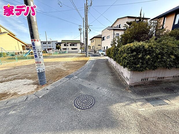 前面道路も広く車通りも少ないので、運転が苦手な方でも自分のペースで駐車ができます 