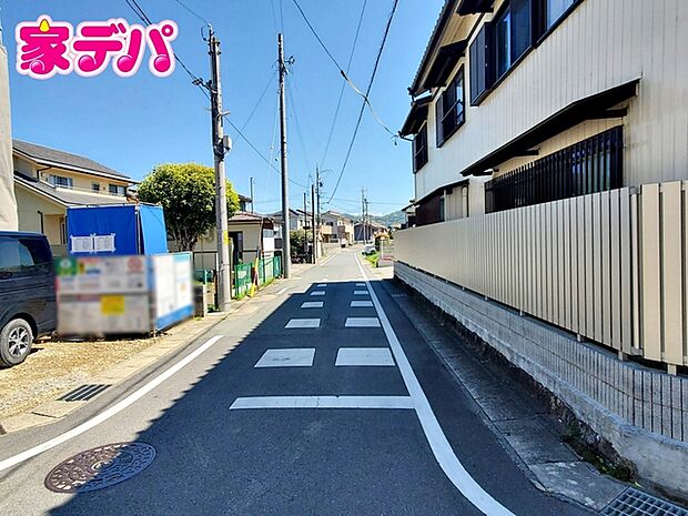 前面道路は見通しが良く、車の移動もスムーズに行えます。 