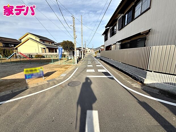 前面道路は見通しが良く、車の移動もスムーズに行えます。
