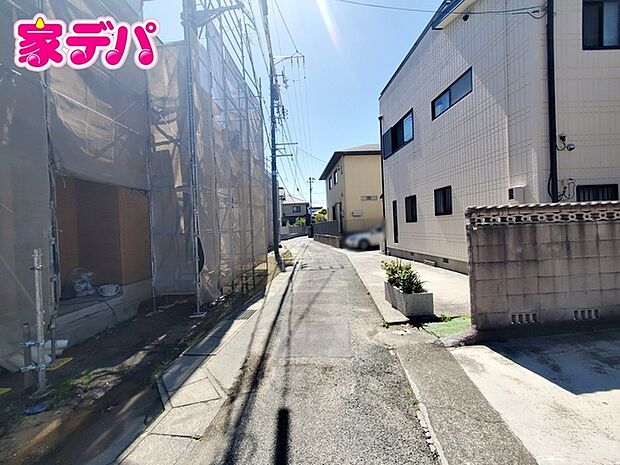 前面道路も広く車通りも少ないので、運転が苦手な方でも自分のペースで駐車ができます 
