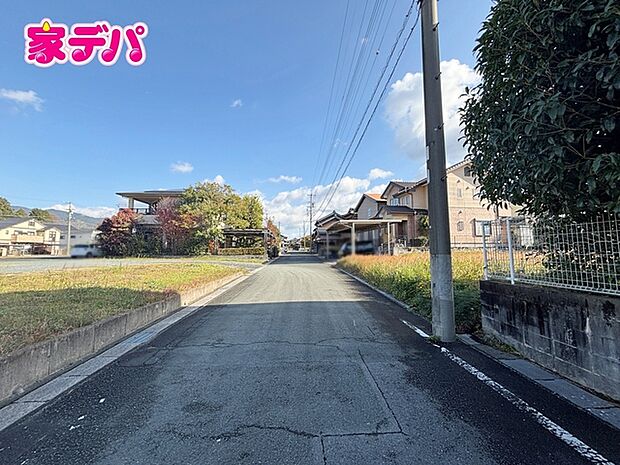 前面道路は公道で、車のすれ違いもらくらく広々6mの幅があります