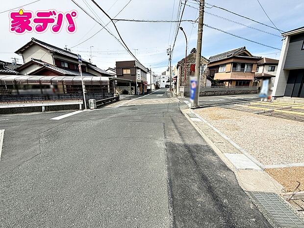 前面道路は公道で、車のすれ違いもらくらく広々約6.05mの幅があります