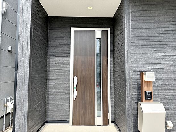 【玄関】 玄関が深い位置にあるので雨に濡れることなく身支度ができます 