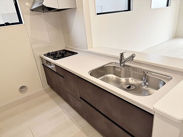 【キッチン】 人気の対面キッチンは料理をしながらご家族やお客様との会話が楽しめます！  