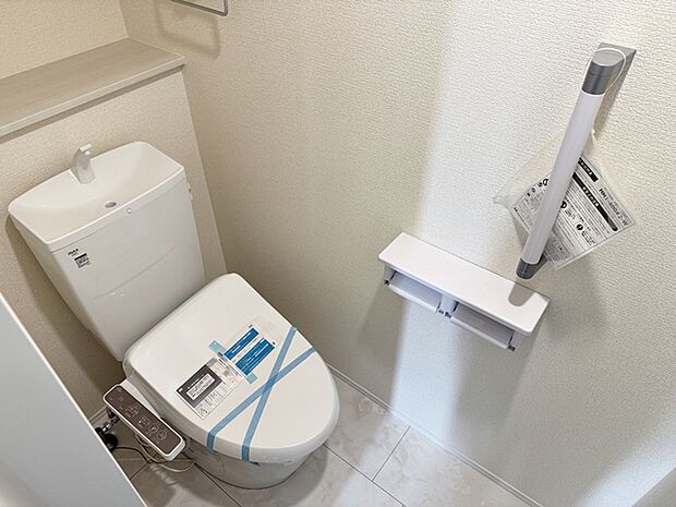 【トイレ】 お手洗いは1階にも2階にもございます。混雑する時間帯も、2か所あると助かります。うれしい温水洗浄便座です。