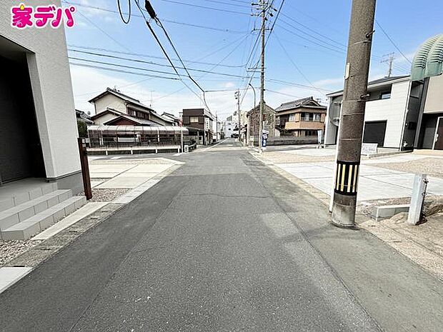 前面道路：南西側約6.05ｍ幅、静かな住宅街で、車の出入りもスムーズです。 