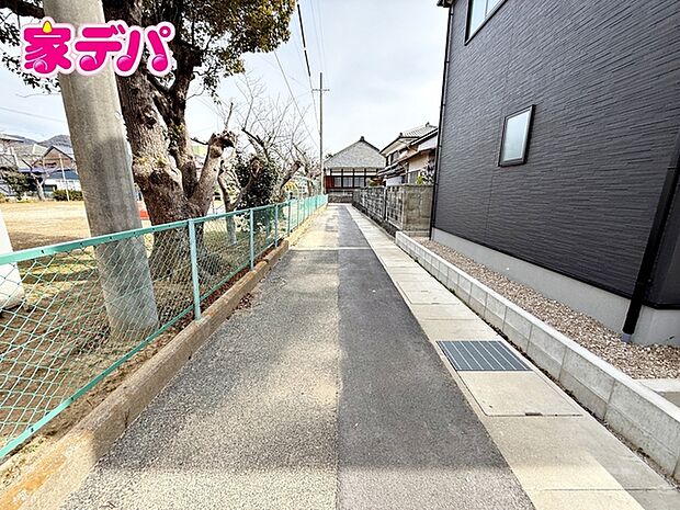 静かな住宅街で、車の出入りもスムーズです。