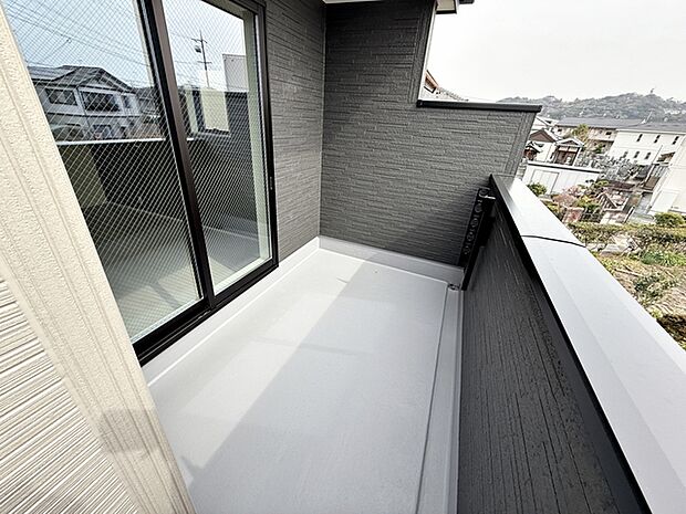 【バルコニー】 陽当たり良好で、晴れた日には洗濯物がカラッと乾きますね 