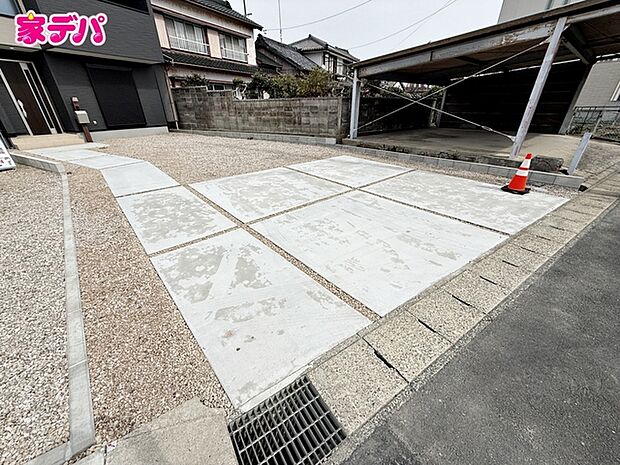駐車場は2台分を確保。コンクリート仕上げで、雨の日の乗り降りも安心ですね
