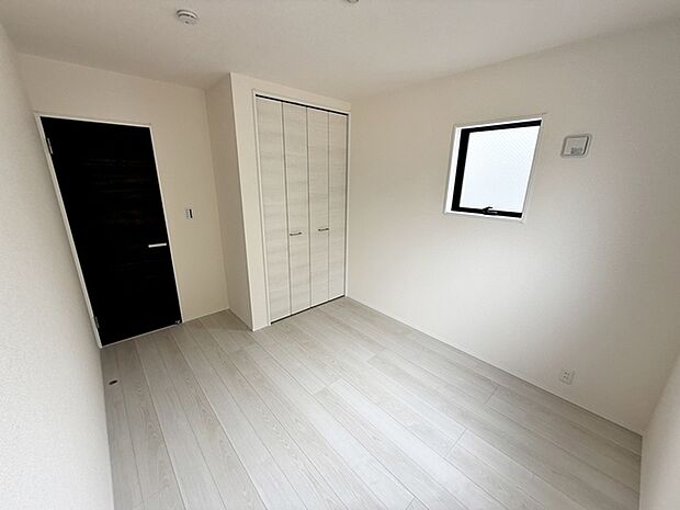 【洋室西側5.44帖】 クローゼットを完備し、収納スペースも十分です。 