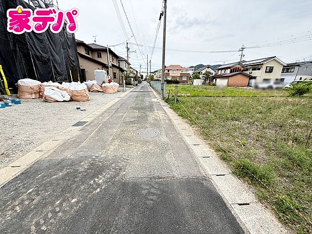 静かな住宅街で、車の出入りもスムーズです。 