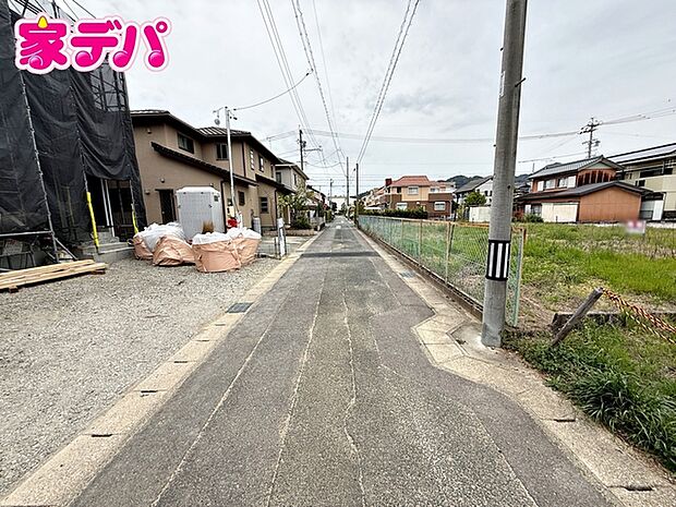 静かな住宅街で、車の出入りもスムーズです。 