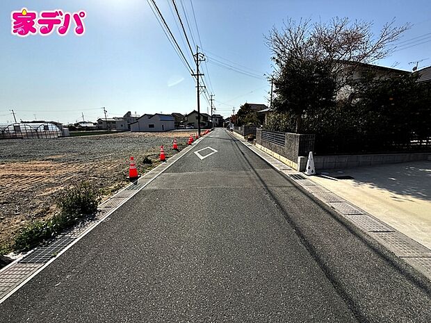 静かな住宅街で、車の出入りもスムーズです。 