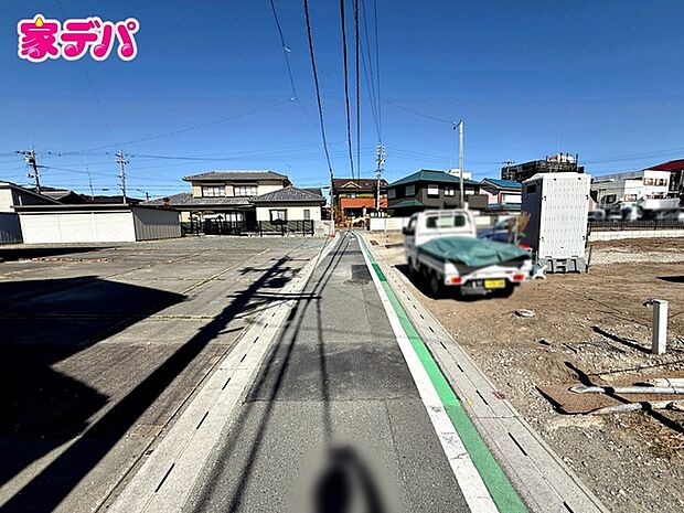 前面道路も広く車通りも少ないので、運転が苦手な方でも自分のペースで駐車ができます
