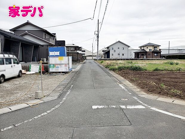 前面道路は車通り少ないのでお子様も安心して暮らせる環境です