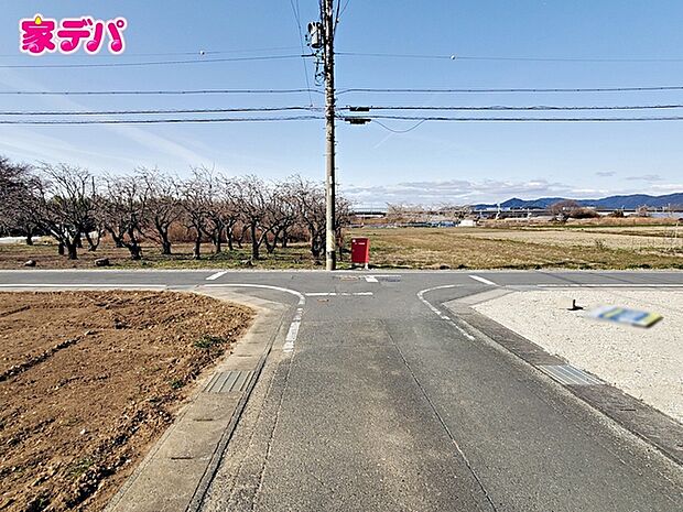 前面道路は車通り少ないのでお子様も安心して暮らせる環境です