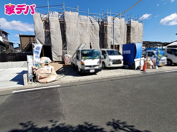 上棟しました!ご見学希望のお客様につきましては現地の他に同社の完成物件にて設備や仕様などご確認いただけます。(左側)