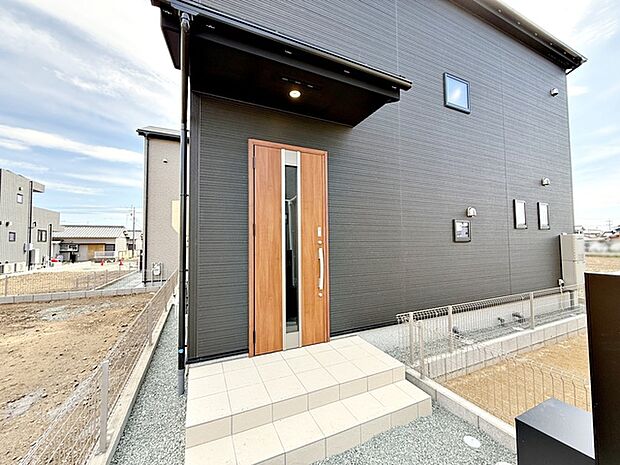 庇があり、雨にも濡れにくい玄関ポーチ