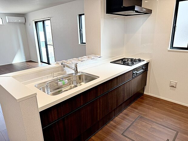 【キッチン】 小さなお子様にも目が届く、使い勝手の良い対面キッチンで楽しくお料理ができます!