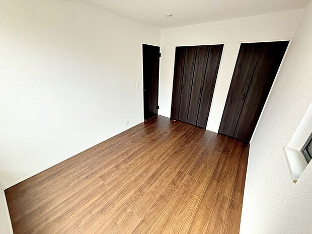 【洋室6帖】 寝室には大きな収納スペースがあり、室内を広々と利用できます!