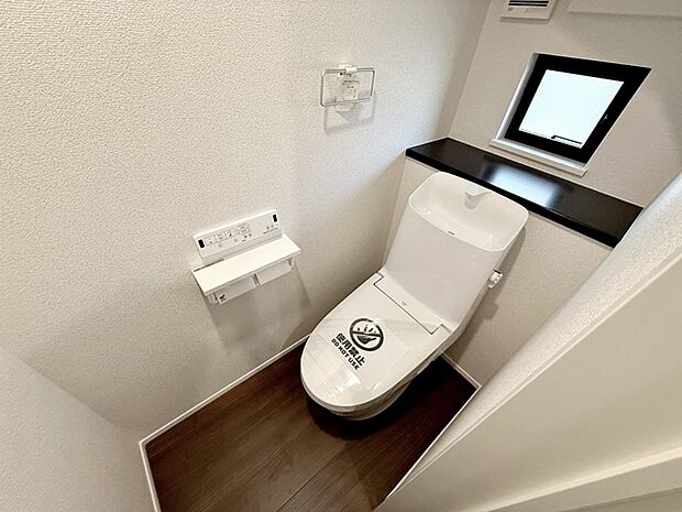 【トイレ】 各フロア1カ所ずつシャワー機能付トイレを設置しており、忙しい朝の混雑も解消!