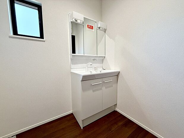 【洗面台】 洗髪・洗面・化粧などができる機能と収納スペースを一体化した洗面台です。