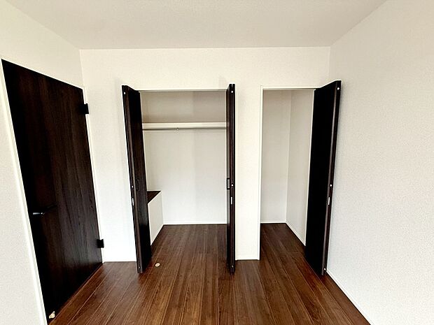 【クローゼット】 全居室に収納が完備されています。衣類や雑貨、子供のおもちゃまでスッキリ収納できます。