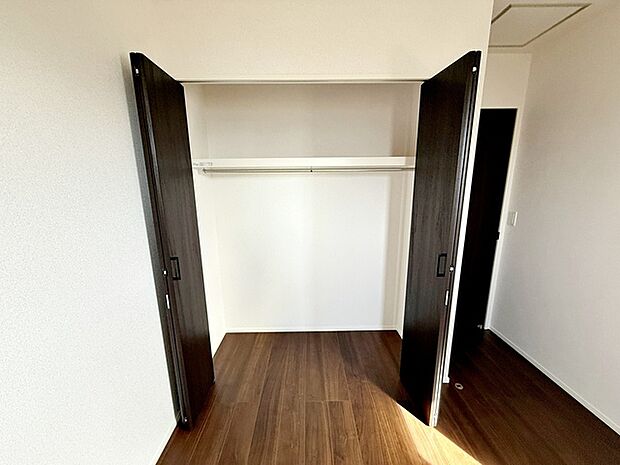 パイプハンガー付きのクローゼットは服を畳まず収納でき大切な衣類をシワや日焼けから守ります。