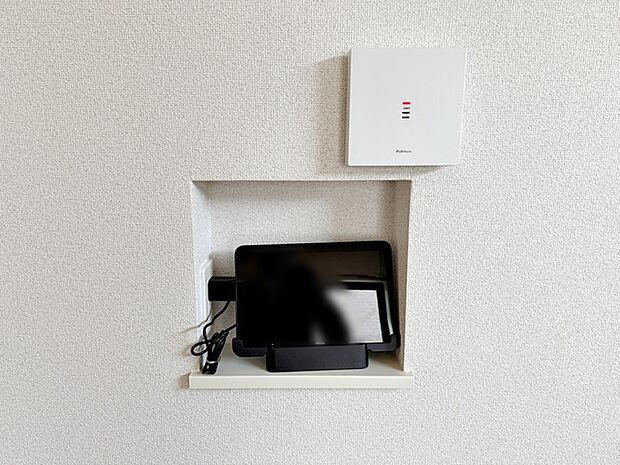 タブレットやスマホで、家中どこにいても応答可能。自動音声もあるので忙しい時に便利です。