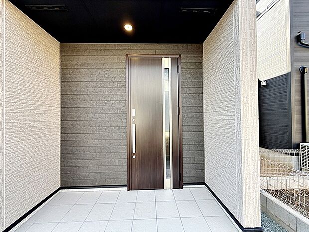 【玄関】 玄関が深い位置にあるので雨に濡れることなく身支度ができます 