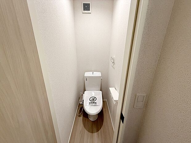 【トイレ】 各フロア1カ所ずつシャワー機能付トイレを設置しており、忙しい朝の混雑も解消!