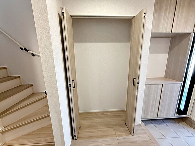 1階廊下には収納スペースを設けております！防災グッズや掃除用品の収納など、様々な面にご活用していただけます！ 