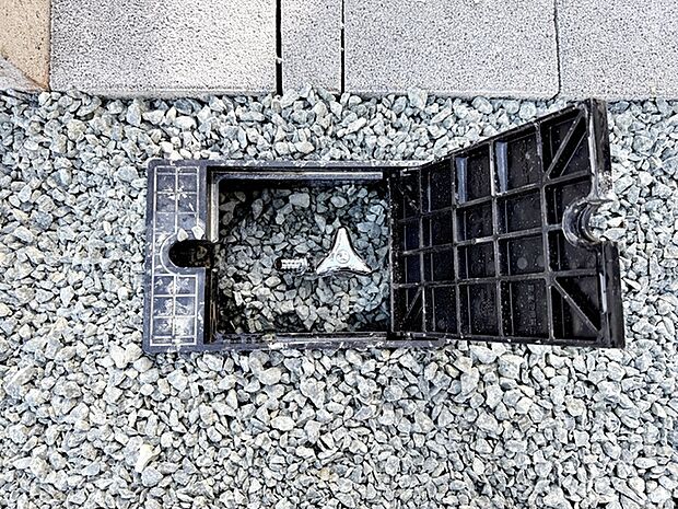 玄関横には散水栓が設置されています!お庭の水撒き、洗車、お掃除、お子様の水遊びなど便利です!