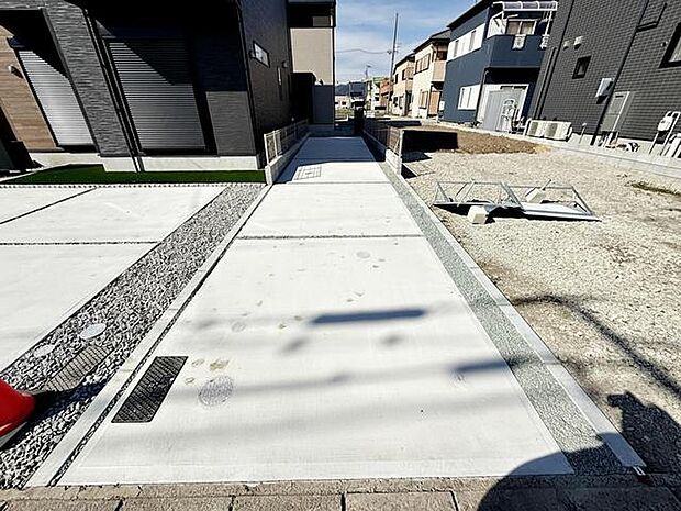 駐車場は2台分を確保、しっかり舗装もされているので、ベビーカーや自転車でも快適に通行できます。  