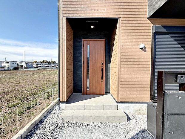 お洒落な玄関ポーチがご家族のお帰りを明るくお迎えしてくれます。