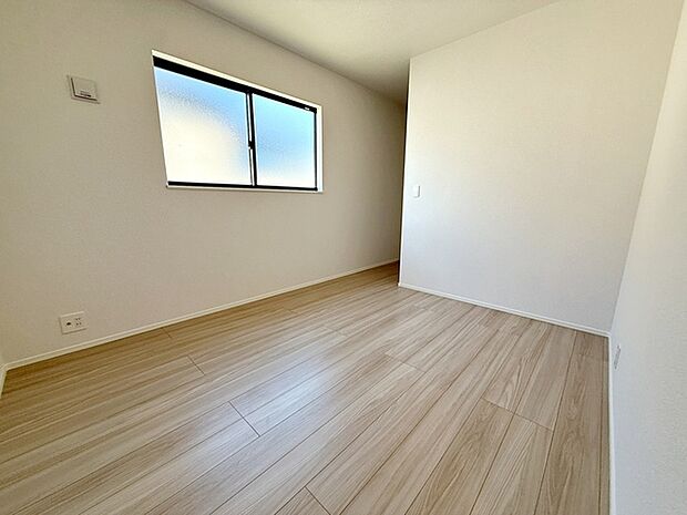 【洋室5.2帖】 お子様の一人部屋に最適な居室です。ウォークインクローゼット付きで自然とお片付けできる環境に!