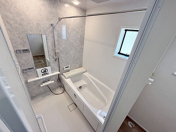 【浴室】 足がしっかりと伸ばせる快適な空間でリラクゼーション。一日の疲れをリフレッシュ!