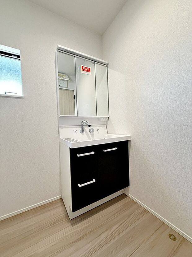 【洗面台】 洗髪・洗面・化粧などができる機能と収納スペースを一体化した洗面台です。